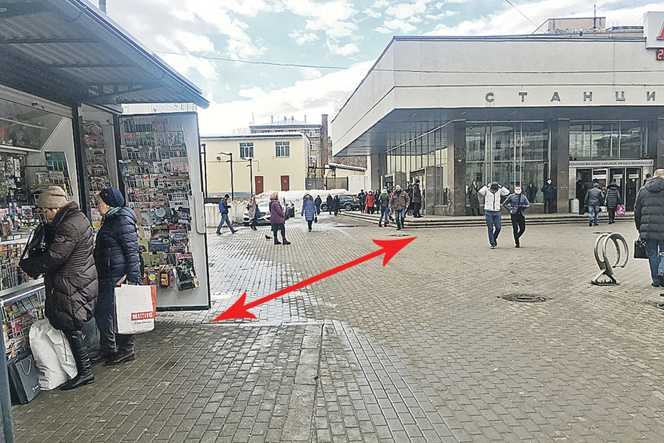 На Шаболовке киоск стоит не дальше 20 метров от станции. И вполне законно, так как находится на специально отведенном месте.