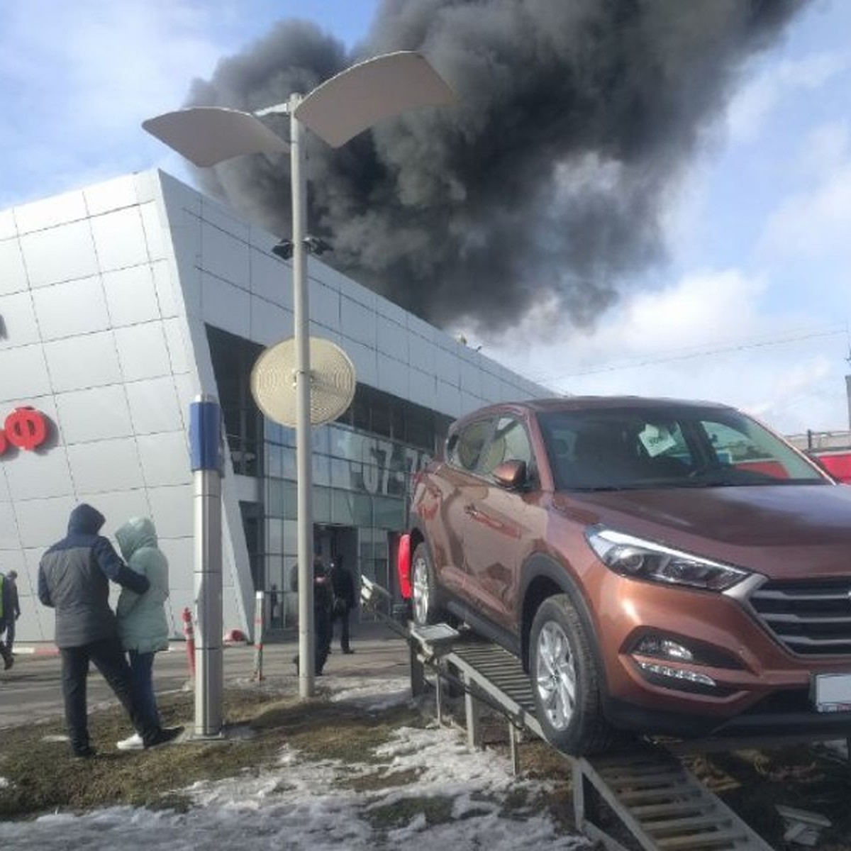 Видео и фотографии с места пожара автоцентра Рольф Hyundai на севере  Санкт-Петербурга - KP.RU