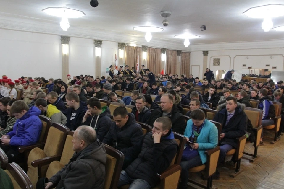 В актовом зале было людно