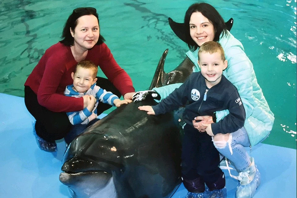 Рита вместе с детьми посетила в Санкт-Петербурге дельфинарий.