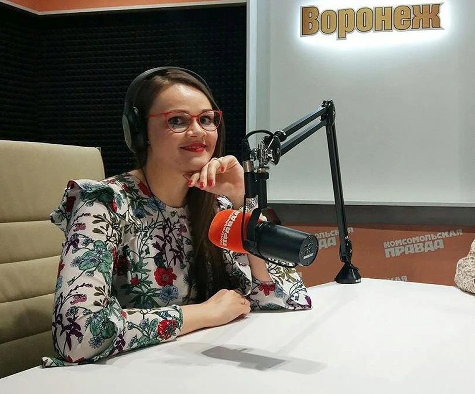 Оперная певица в студии радио "КП-Воронеж".