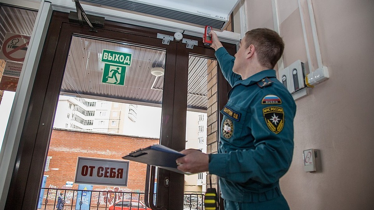 В школах, детских садах и торговых центрах Санкт-Петербурга оказались  заблокированы пожарные выходы - KP.RU