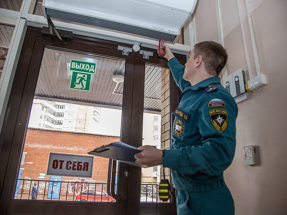 В школах, детских садах и торговых центрах Санкт-Петербурга оказались  заблокированы пожарные выходы - KP.RU