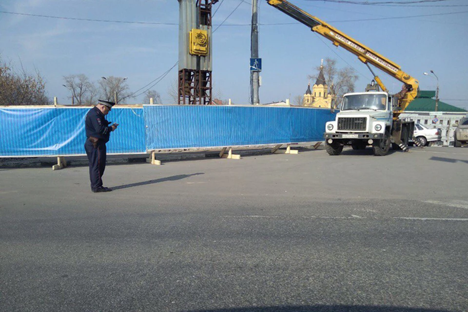 Фальшивые синие заборы появились в Нижнем Новгороде. Фото: Екатерина БЕБЕНИНА