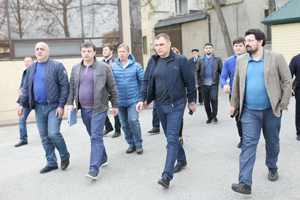 В преддверии масштабных учений Юрий Зайцев (второй справа) проверил ряд электросетевых объектов Дагестана