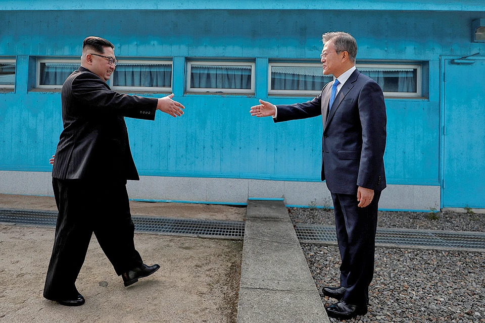 Исторический момент - северокорейский вождь и президент Республики Корея встретились в пограничном пункте Пханмунджом.