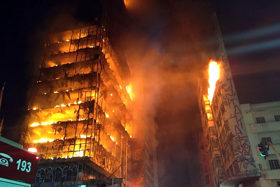 В центре Сан-Паулу рухнул горящий небоскреб