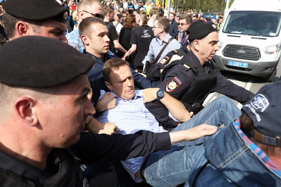Навальный, приехавший на свою акцию, был задержан сотрудниками полиции и доставлен в ОВД Красносельского района. Фото: Михаил Почуев/ТАСС