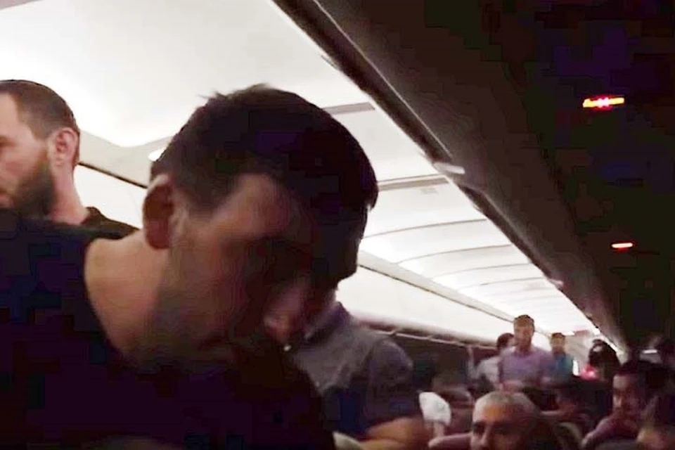 Мужчины свободно ходили по салону самолета и задирали остальных пассажиров. Фото: стоп кадр видео.