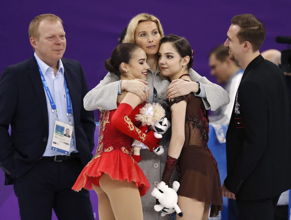 Алина Загитова и Евгения Медведева со своим тренером во время Олимпиады 2018 в Пхенчхане.