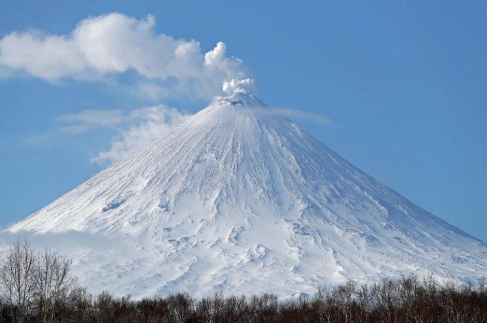 На Камчатке вулкан выбросил пятикилометровый столб пепла. Фото: Камчатская группа реагирования на вулканические извержения