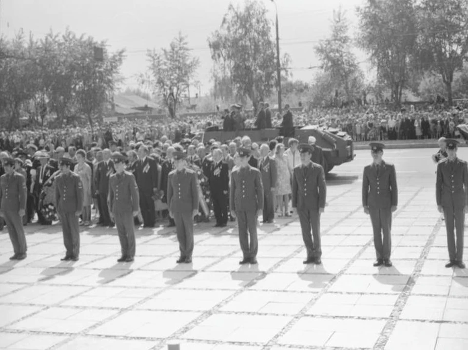 На боевой машине ветераны войны и труда везли факел священного огня из Москвы