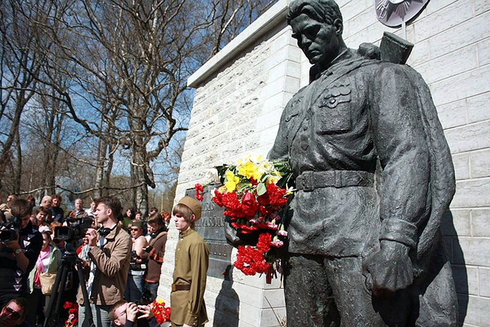 Бронзовый солдат. Монумент освободителям Таллина 9 мая. Перенос бронзового солдата 2007. Монумент освободителям Таллина конфликт.