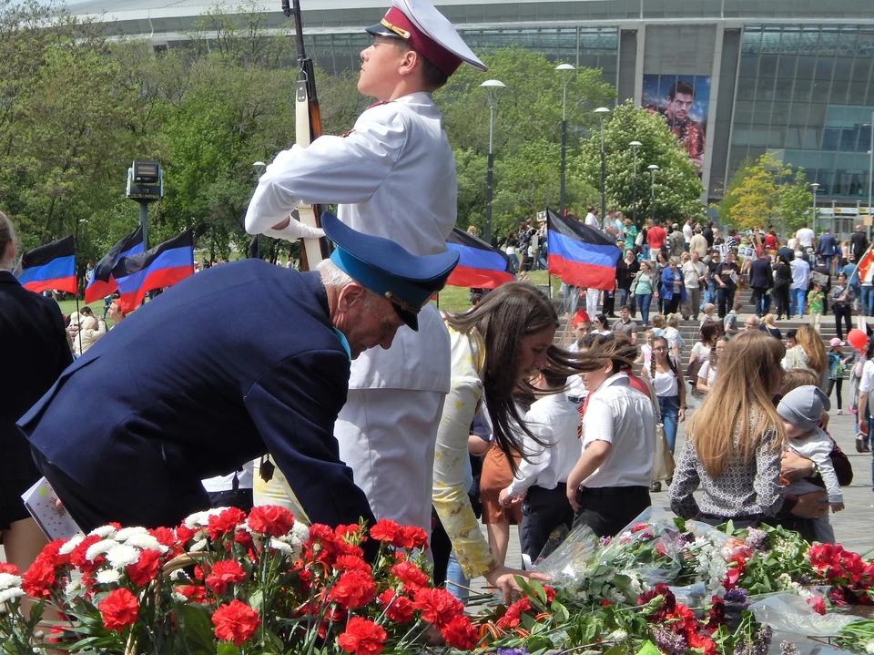 Жители Донбасса возложили цветы в память о героях Великой Отечественной войны