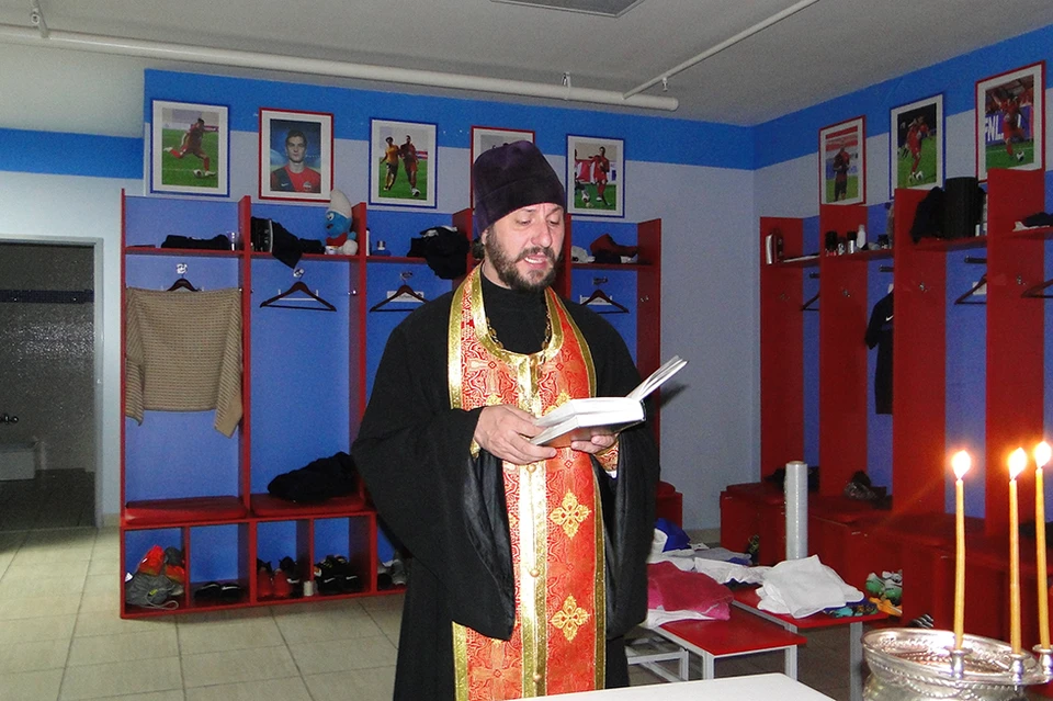 Отец Георгий окропил святой водой футбольное поле и раздевалку футболистов. Фото: пресс-служба Красноярской епархии