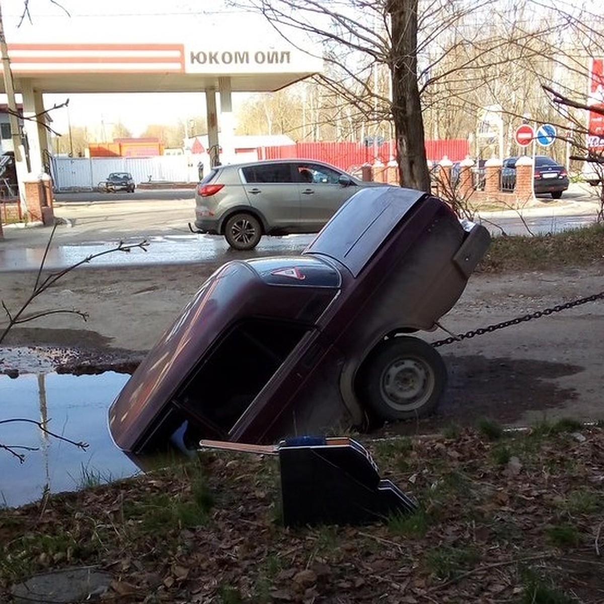 В Перми из-за аварии на водопроводе автомобиль провалился в яму - KP.RU