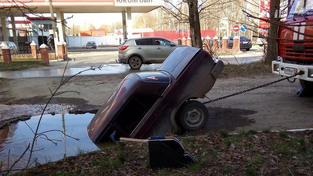 В Перми из-за аварии на водопроводе автомобиль провалился в яму - KP.RU