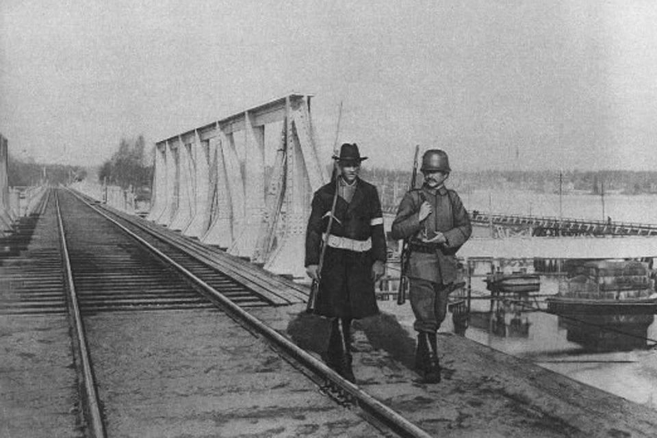 Апрель 1918 года. Финский ополченец и немецкий солдат охраняют железнодорожный мост от "красных".