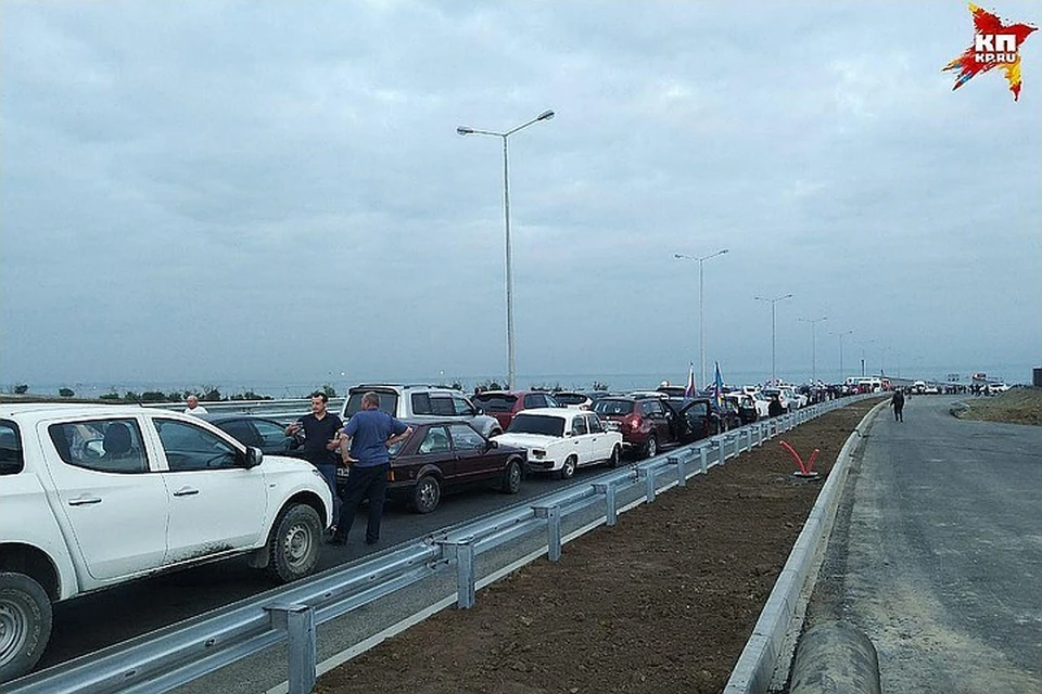За первый час после открытия движения по Крымскому мосту порядка 600 машин выехали со стороны Крыма и 500 - из Кубани