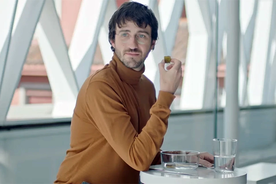 Рекламный ролик рассказывает об офисном работнике будущего, его рутине, заботах и, конечно же, перерыве на обед
