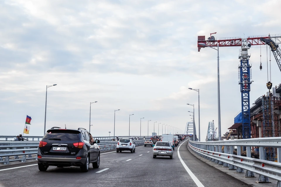 Те у кого нет своей машины, оплачивают такси для поездки по Крымскому мосту.