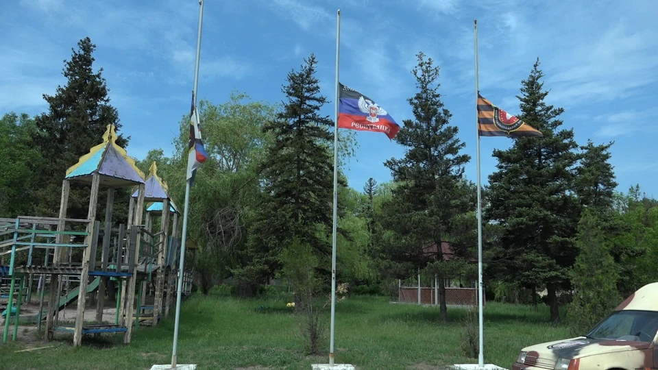 В расположении «Пятнашки» траур. На флагштоках приспущены государственный флаг ДНР и флаг батальона