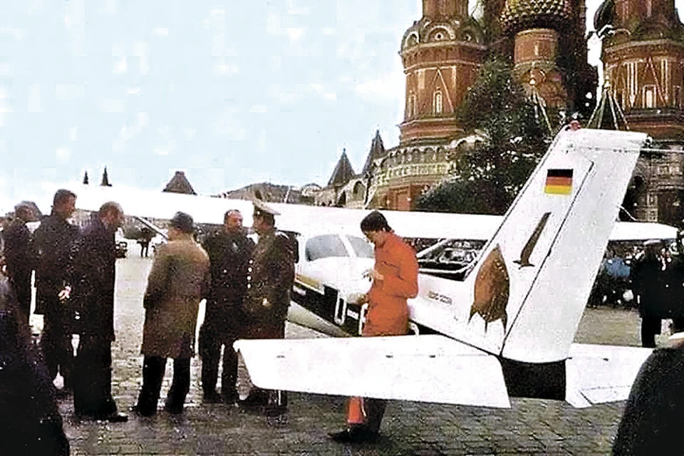 Самолет Руста остановился у храма Василия Блаженного: пока Матиас (справа) спокойно ждет, военные и сотрудники КГБ обсуждают, что делать дальше. Фото: avia.pro