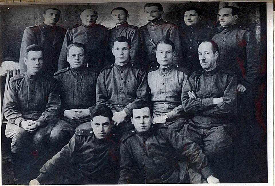 Подпольный комитет лагеря "Слобозия", послевоенное фото. Алексей Рындин - третий во втором ряду.