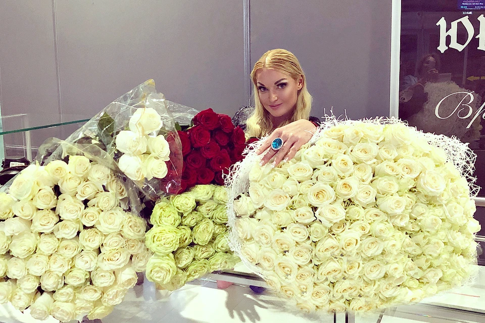 Донести охапки цветов Анастасии помогали ее менеджеры. Фото: instagram.com/volochkova_art