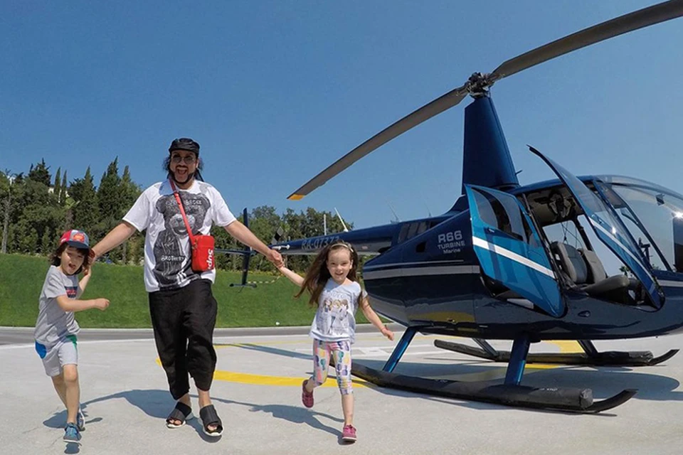 В прошлом году Филипп Киркоров с 5-летним сыном Мартином и 6-летней дочкой Аллой-Викторией прилетел в Крым, словно волшебник на голубом вертолете. В этом сезоне зрители ждут не менее эффектного появления. Фото: instagram.com/fkirkorov