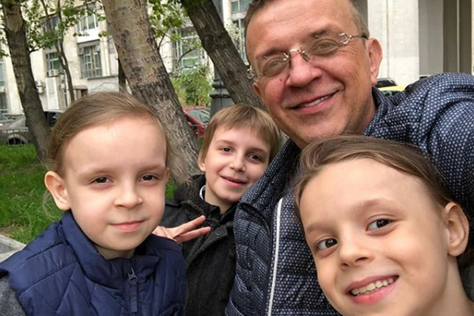 Звезда 90-х Роман Жуков воспитывает шестерых детей. Фото: Инстаграм.