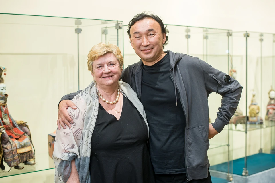 Даши Намдаков с Ларисой Мызиной, директором кемеровского музея ИЗО. Фото: Максим Соколов