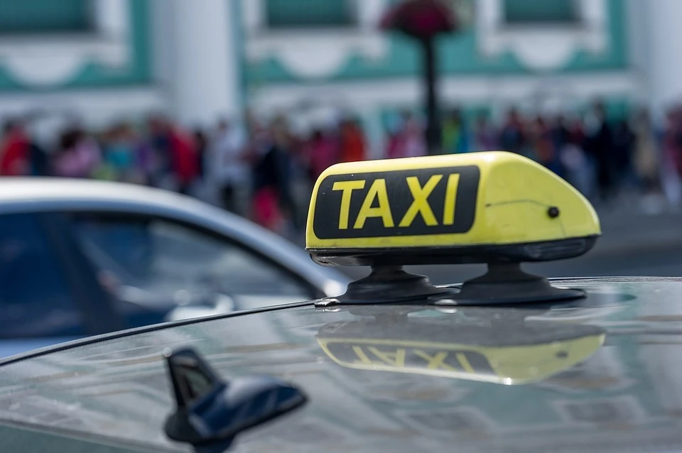 Таксист взял с гражданина Вьетнама 23 300 рублей за поездку с Красной площади до аэропорта Шереметьево