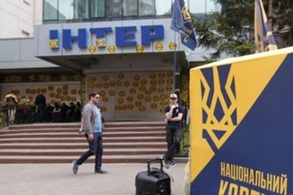 Телеканал "Интер" в Киеве блокируют радикалы Фото: соцсети