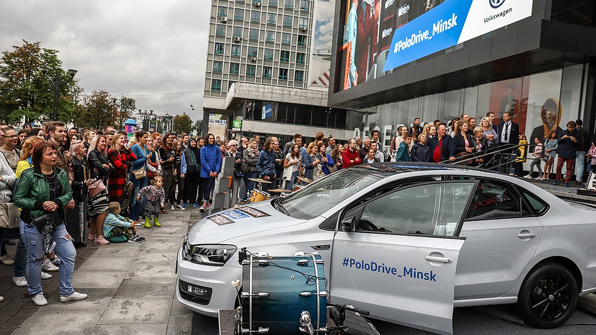 В Минске прошел необычный уличный концерт: на барабанах сыграл Volkswagen  Polo Drive! - KP.RU