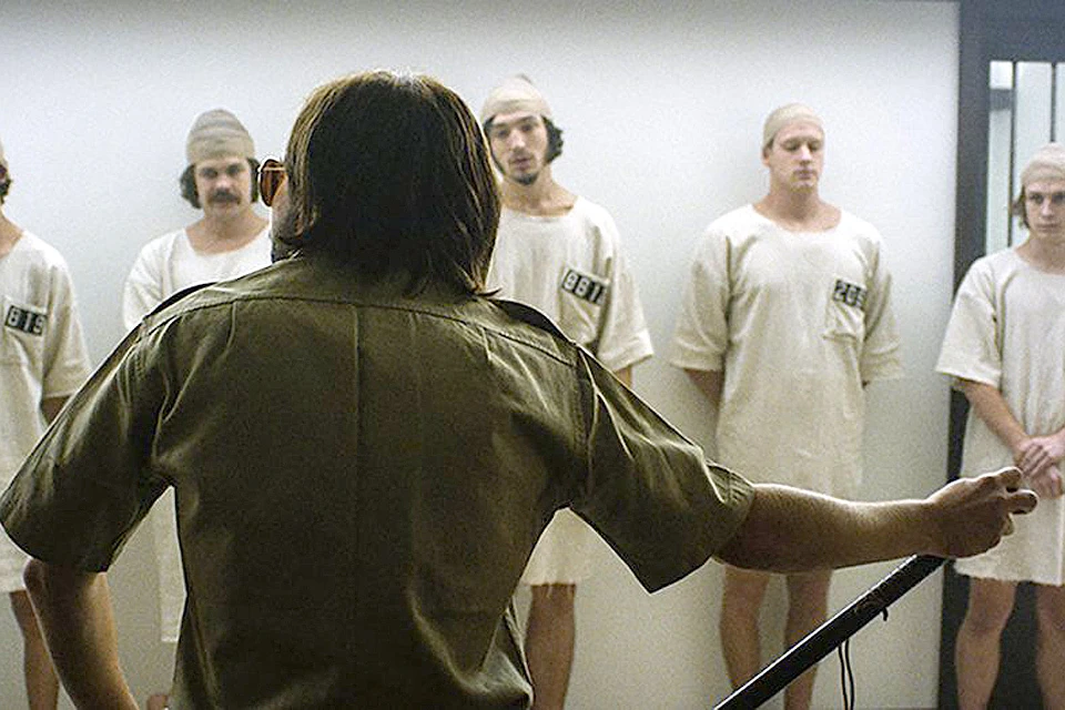Кадр из фильма по мотивам Стэнфордского тюремного эксперимента, снятого в 2015 году.
