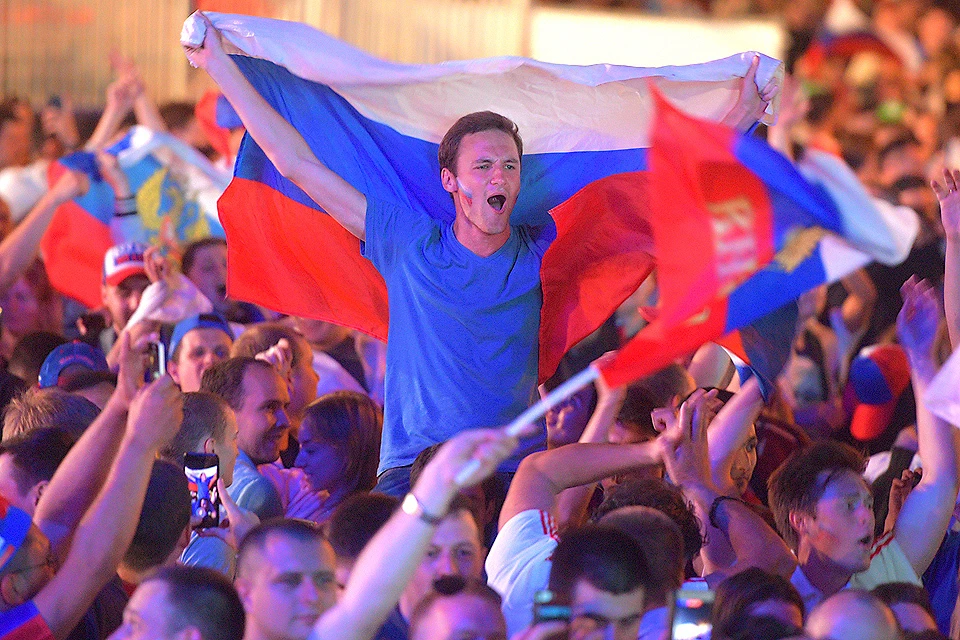 Россияне с размахом отметили вторую победу футбольной сборной на домашнем чемпионате мира.