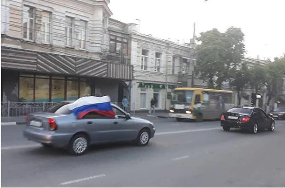 В Симферополе фаны катались по городу с флагами. Фото: Игорь Артюхов / Instagram
