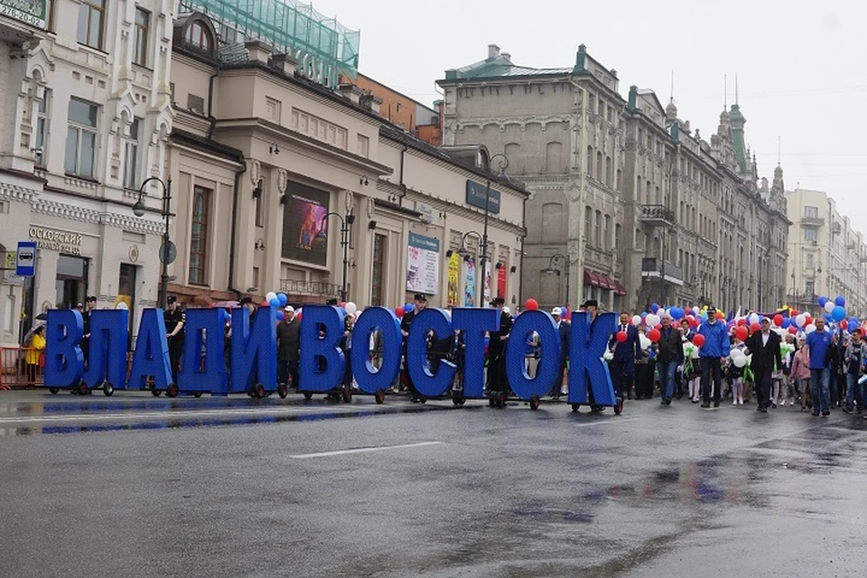 Праздник запомнился горожанам атмосферой, театрализованным шествием, исполнением главой города гимна Владивостока, выступлением группы “Моя Мишель” и другими яркими событиями.