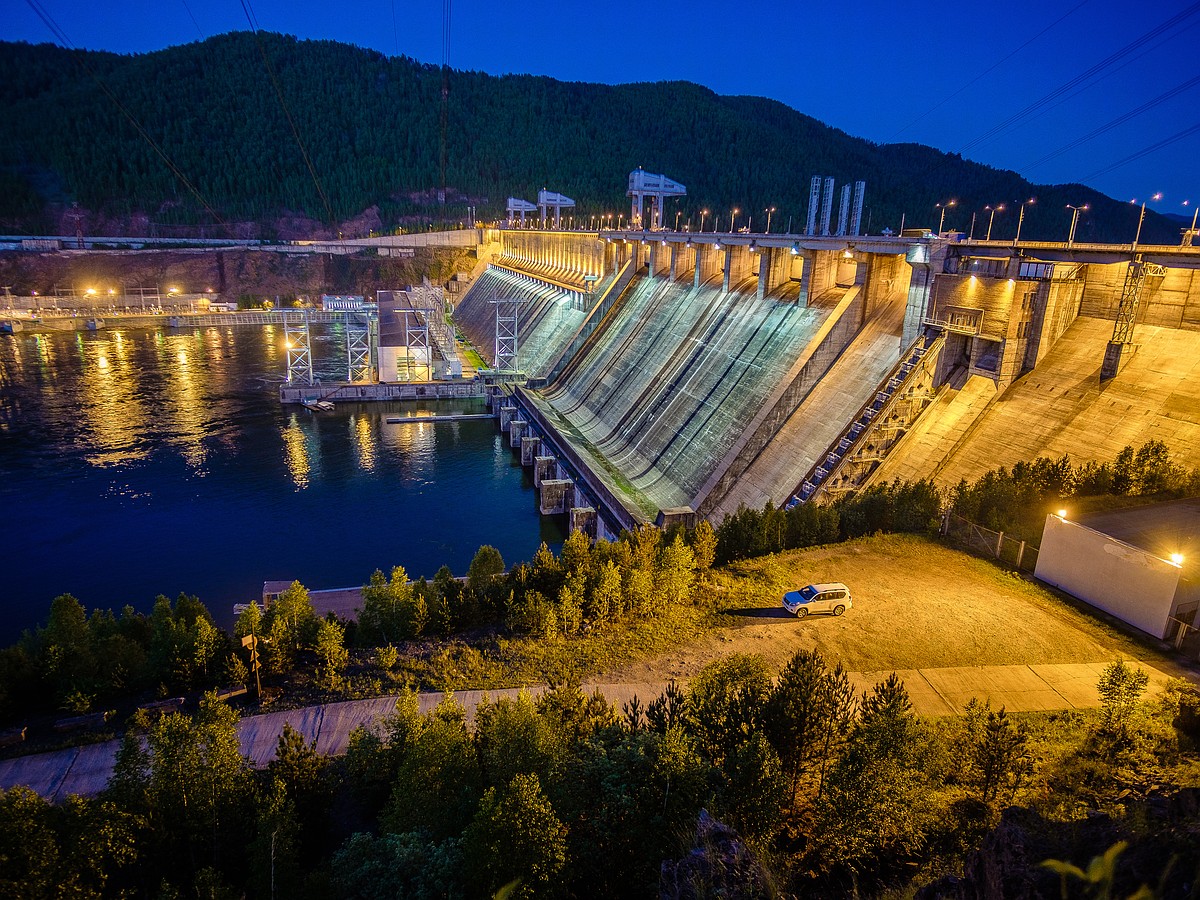 Плотина 100. Красноярская ГЭС Дивногорск. Плотина Красноярской ГЭС. Река Енисей ГЭС. Река Енисей Красноярская ГЭС.