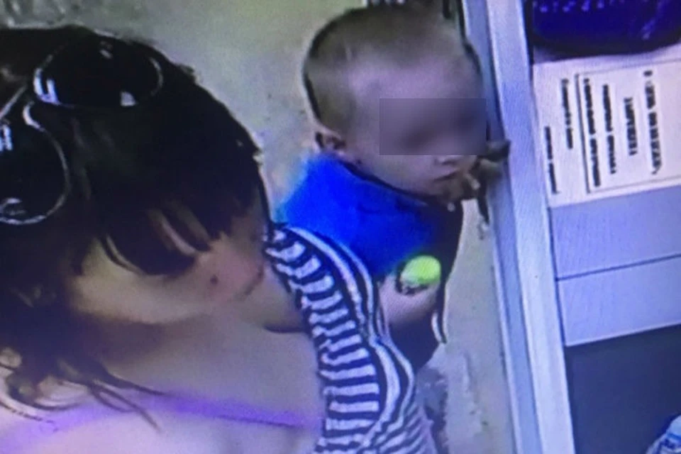 Женщина с похищенным ребенком попала в объектив камеры наблюдения в алкогольном магазине