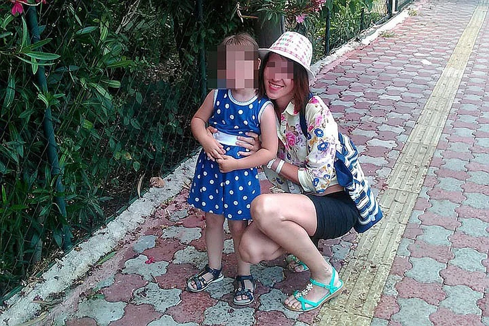 Пострадавшая от автохамов Марина Сигаева с четырехлетней дочкой