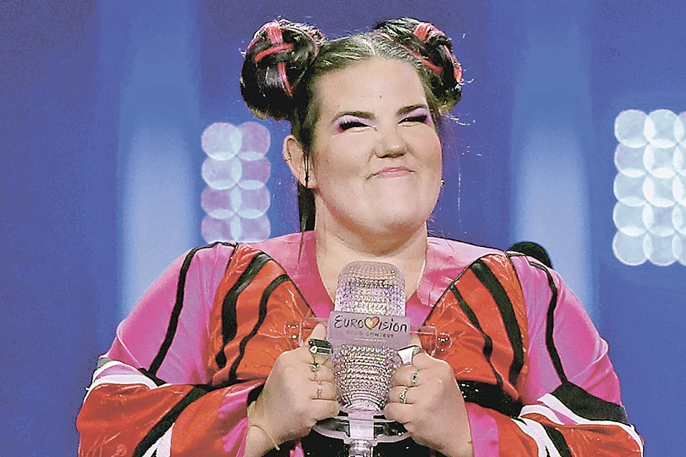 Победительница «Евровидения-2018» 25-летняя Нетта Барзилай с главным призом конкурса - хрустальным микрофоном.