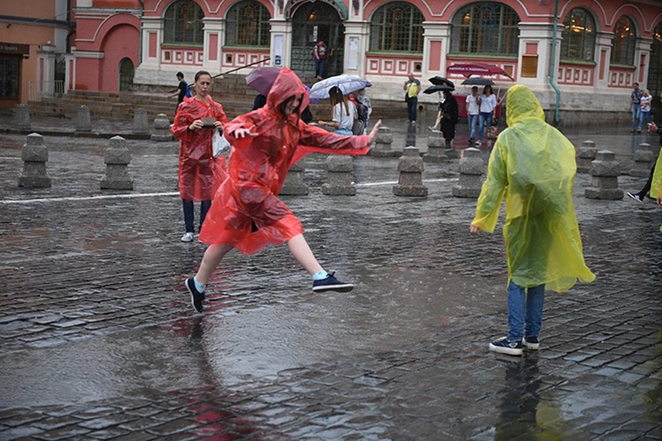 Будет ли сегодня дождь в москве. Ливень в Москве. Дождь в Москве. Ливень в Москве сегодня. Дождик в Москве.