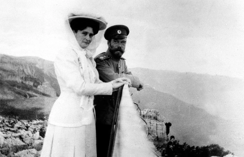 Николай II и Александра Федоровна на вершине Ай-Петри, 1909 г.
