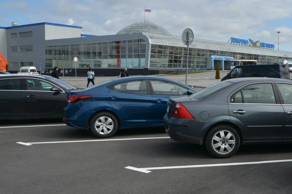 Драка между пассажирами началась на парковке перед зданием аэропорта.
