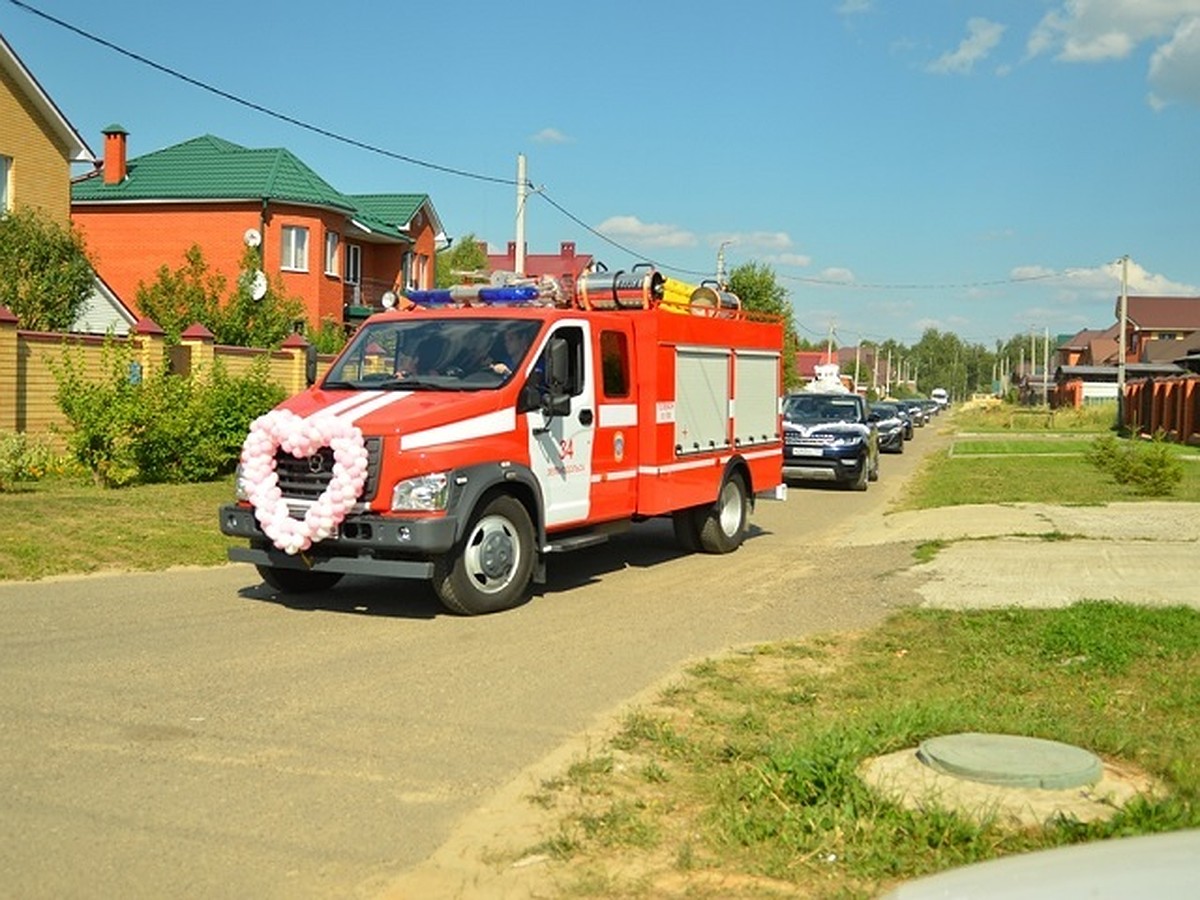 В Татарстане жених-пожарный приехал за невестой на спецавтомобиле - KP.RU