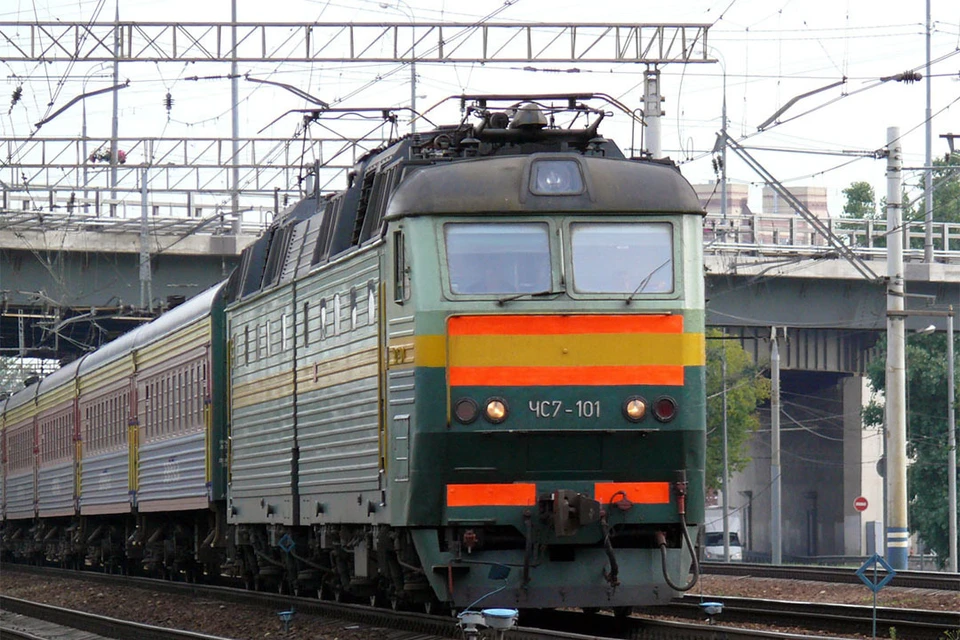 Фирменный пассажирский поезд «Вятка» во главе с электровозом ЧС-7 101. Фото: train-photo.ru