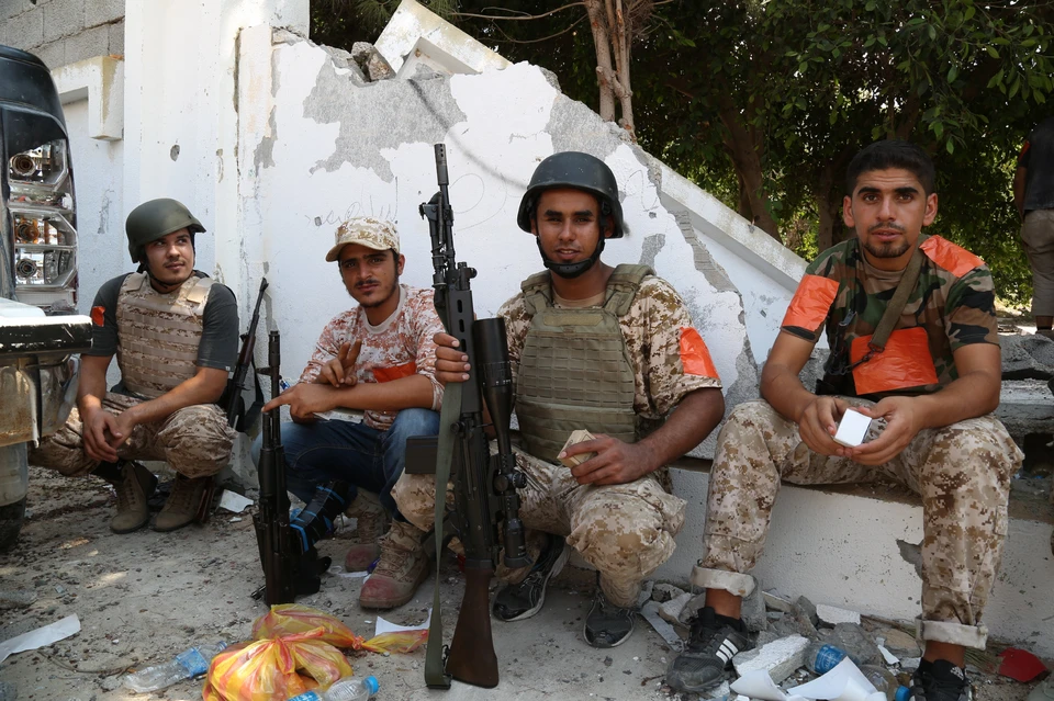 Проправительственные ливийские силы во время боевых действий против ИГИЛ (организация в РФ запрещена).