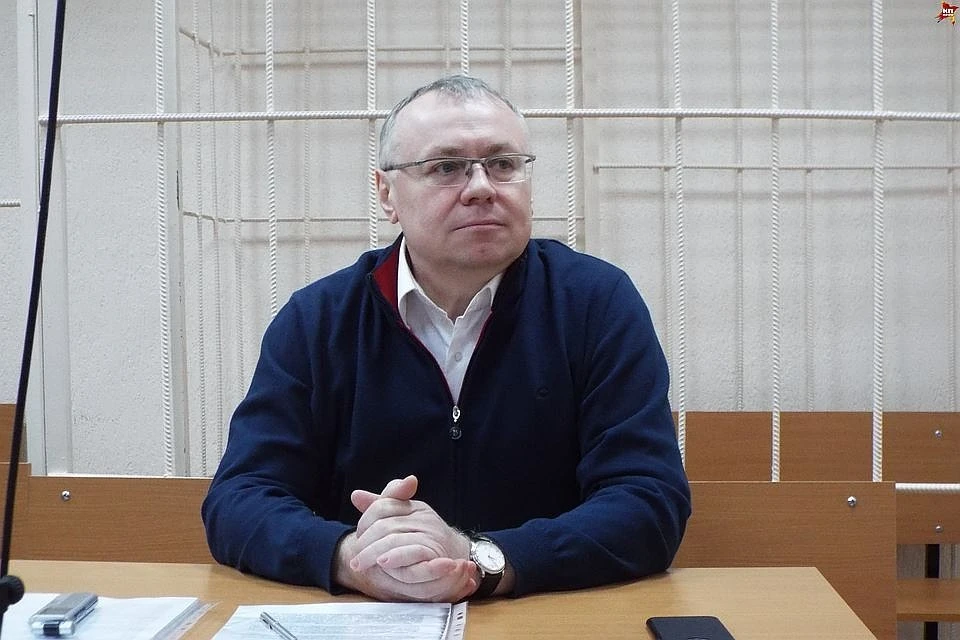 Михаил Брагин был признан виновным в так называемой "продаже депутатских мест". Сыктывкарский горсуд в качестве наказания назначил ему штраф в сумме 180 тыс рублей и освободил его от уплаты с учетом того, что Брагин находился в СИЗО и под домашним арестом.